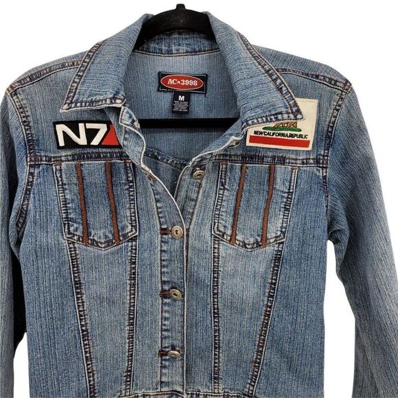 AC 3998 Upcycled Patches Stretch Jean‎ Jacket Light Wash Minion Patch Button - Picture 6 of 8